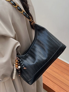 Schwarze gewebte Hobo-Schultertasche mit goldener Kette und dekorativem Perlenanhänger