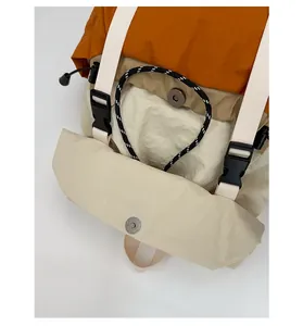 Gros plan d'un sac à dos de randonnée avec boucle magnétique et tissu nylon durable