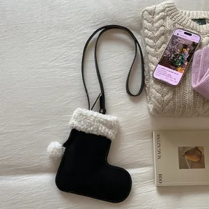 Détail du sac à bandoulière en forme de botte de Noël noire avec bordure en sherpa