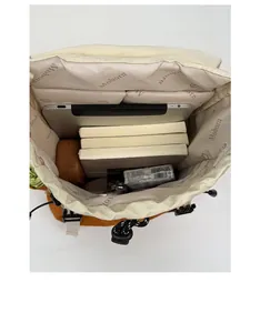 Vue de dessus du grand compartiment intérieur du sac à dos en toile avec PC et livres
