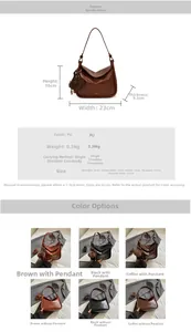 Vue détaillée du sac croissant en cuir PU brillant avec pendentif en peluche doux