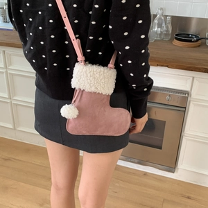 Vue détaillée du sac à bandoulière rose en forme de chaussette avec bordure en fourrure