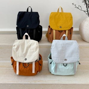 Sacs à dos de camping en quatre couleurs contrastées pour femmes sur des marches