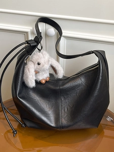 Women Large Capacity PU Leather Shoulder Bag Minimalist Hobo Tote Bag For Commuting Fashion Pleated Handbag With Rabbit Pendant