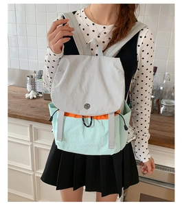 Détail d'un sac à dos d'extérieur en nylon imperméable avec poches latérales à cordon et couleurs