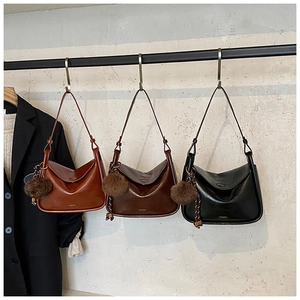 Sacs à bandoulière rétro en cuir avec pendentifs en peluche suspendus en trois couleurs