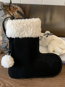 Petit sac bandoulière unique en forme de botte en daim noir avec garniture en fausse fourrure