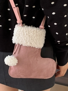 Sac bandoulière botte de Noël rose mat avec bordure en peluche blanche et pompon doux