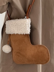 Sac bandoulière botte de Noël en daim marron avec bordure en fourrure et pompon