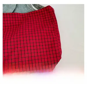 Detailaufnahme der strapazierfähigen rot-schwarz karierten Canvas-Stoffstruktur mit Webung