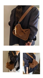 Detailsicht der braunen Wildledertasche mit Perlenquaste und breitem Schultergurt