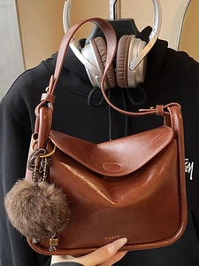 Sac bandoulière vintage en similicuir marron avec rabat et breloque pompon doux