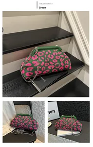 Détail du sac tricoté léopard vert et rose avec bandoulière chaîne et fermoir rétro