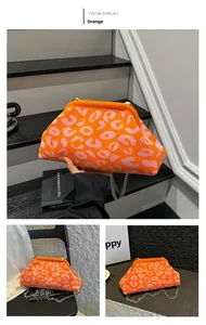 Détail du sac tricoté orange avec motif léopard rose et bandoulière chaîne argentée