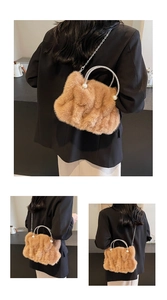 Détail du sac nuage en peluche avec poignée en strass, perles et bandoulière chaîne