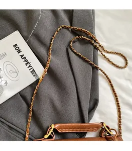 Détail du sac à main rétro en cuir marron avec bandoulière chaîne et poignée épaisse