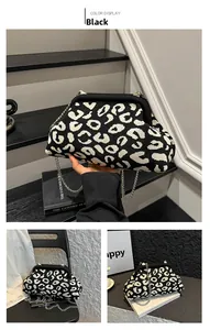 Vue détaillée de la pochette en maille léopard noir et blanc avec fine chaîne argentée