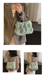 Détail du sac nuage en peluche vert menthe avec chaîne en perles et texture en fourrure