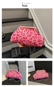 Détail du sac nuage en tricot léopard rose avec bandoulière en chaîne argentée