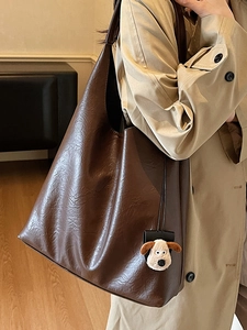 Retro brown large capacity leather tote bag with plush dog charm for autumn commute