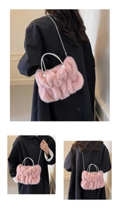 Détail du sac nuage en peluche rose avec poignée en strass et breloque en perles