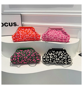 Detalle de bolsos de punto con estampado de leopardo en cuatro colores y cadena de plata