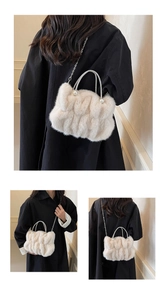 Vue détaillée du sac plissé en fausse fourrure avec poignée en strass et des perles