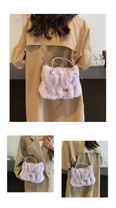 Détail du sac nuage en fausse fourrure lavande avec poignée strass et perles