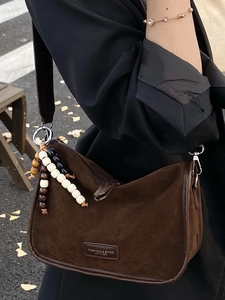 Minimalistische braune Wildleder Umhängetasche mit Perlenanhänger und Lederbesatz