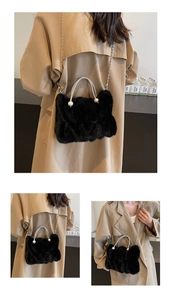 Détail du sac en fausse fourrure noire avec perles et poignée en strass brillants