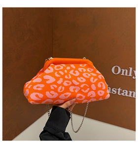 Détail du sac nuage en tricot léopard orange et rose avec chaîne en métal argenté