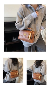 Détail du sac en cuir marron vintage avec fermoir doré et accessoire en perles