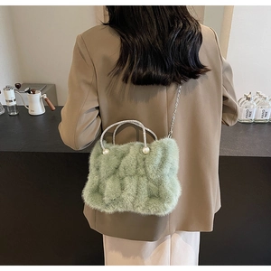 Gros plan du sac nuage en peluche verte avec poignées en perles et chaîne argent
