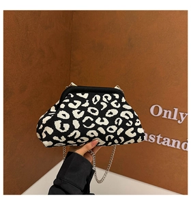 Détail du sac à main en tricot imprimé léopard avec chaîne argentée et fermoir métallique