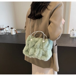 Détail du sac nuage froncé en fausse fourrure vert menthe avec anse en perles
