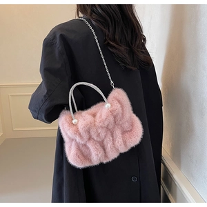 Sac à main rose en peluche avec poignée en perles et bandoulière en chaîne