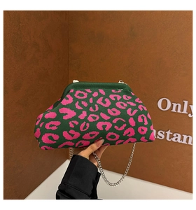 Détail du sac nuage tricoté avec motif léopard vert rose et bandoulière chaîne