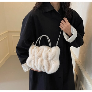 Détail du sac peluche plissé crème avec perles et poignée sertie de strass brillants