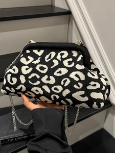 Sac bandoulière tricoté à motif léopard noir et blanc avec cadre métallique et fine chaîne