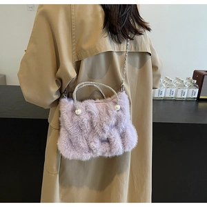 Détail du sac nuage en fausse fourrure violette avec poignées strass et perles