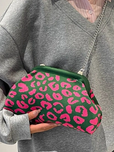 Sac nuage en tricot avec imprimé léopard vert et rose et bandoulière en chaîne