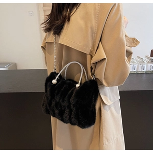 Détail du sac nuage en fausse fourrure noire avec poignée en cristal et perles élégantes