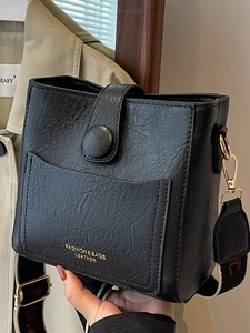 Sac seau vintage en cuir noir avec poignée supérieure et lettrage doré pour femme