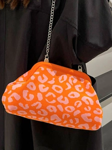 Sac bandoulière tendance en maille avec motif léopard orange et fine chaîne métallique