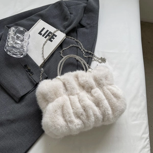 Détail du sac nuage en peluche crème avec poignées en perles et bandoulière