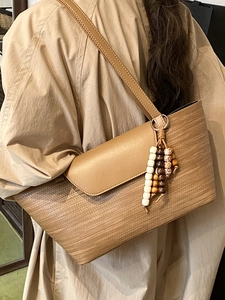 Borsa sottobraccio minimalista color terra con trama intrecciata e perline in legno