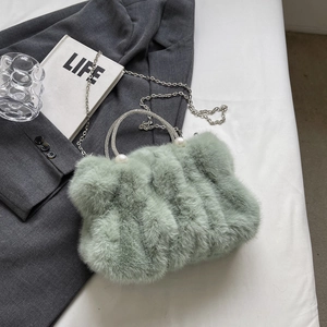 Détail du sac nuage en fausse fourrure vert clair avec perles et poignée en diamants