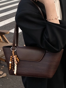 Borsa tote minimalista marrone scuro intrecciata con nappa di perline vintage all'aperto