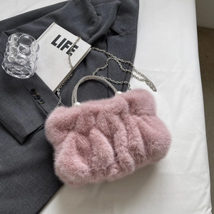 Sac à main rose en fausse fourrure avec poignée en strass et détails en perles