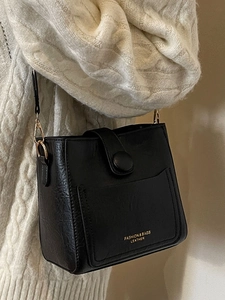 Sac seau bandoulière en cuir noir classique avec lettrage doré et sangle réglable